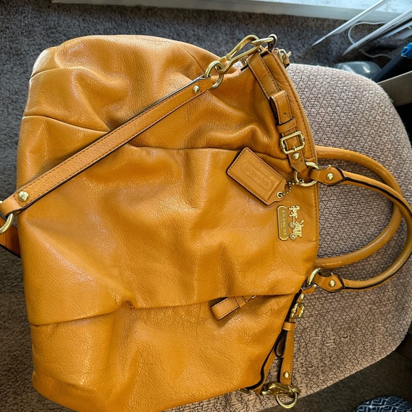 Original Coach bag. Used en perfect condition.mustard color, very attractive. - Picture 9 of 9